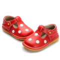 Chaussette Enfant Squeaky Rouge avec Polka Blanche Couleurs Différentes